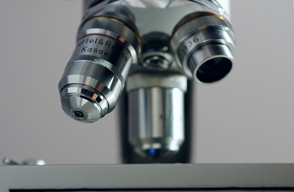 [ Hertel&Reuss Mikroskop, um 1970, Detail ]
